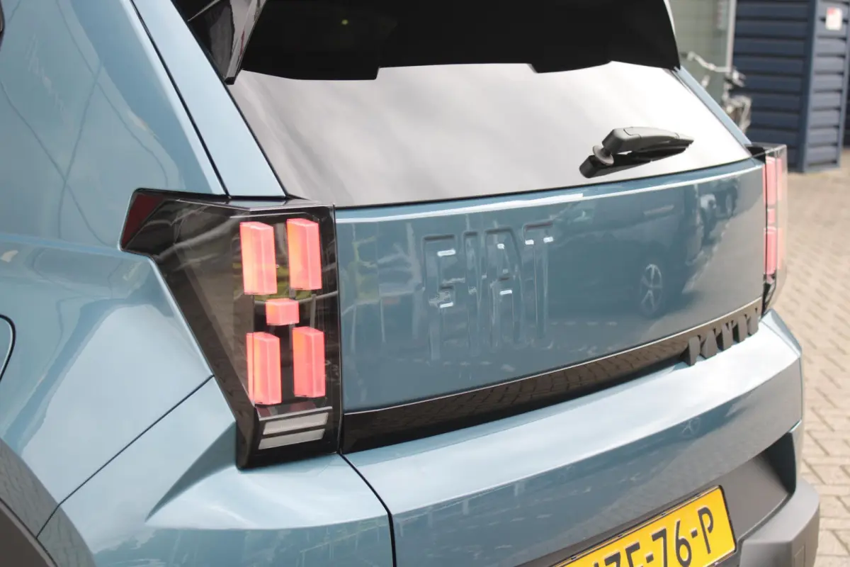 1.2 Hybrid 110PK AUTOMAAT ICON | PACK STYLE: 16" LICHTMETALEN VELGEN HOOGGLANS ZWART, DAKRAILS ZWART, EXTRA GETINTE ACHTERRUITEN, IN HOOGTE VERSTELBARE PASSAGIERSSTOEL, MIDDENARMSTEUN, STYLE