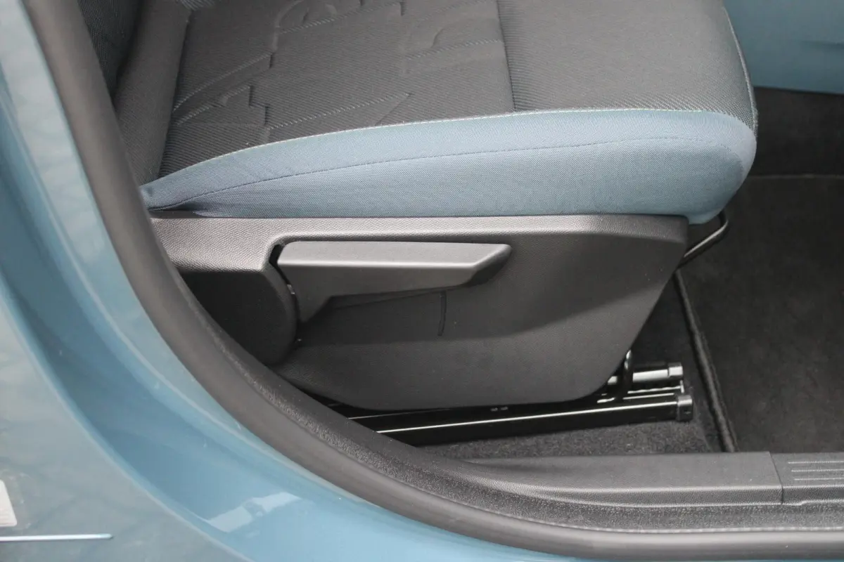 1.2 Hybrid 110PK AUTOMAAT ICON | PACK STYLE: 16" LICHTMETALEN VELGEN HOOGGLANS ZWART, DAKRAILS ZWART, EXTRA GETINTE ACHTERRUITEN, IN HOOGTE VERSTELBARE PASSAGIERSSTOEL, MIDDENARMSTEUN, STYLE