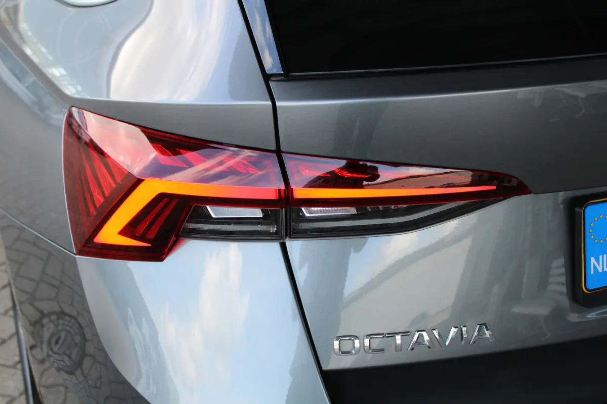 1.0 e-TSI Business Edition Plus | Trekhaak wegklapbaar | Dode-hoekdetectie | Elektrische achterklep | ACC |
