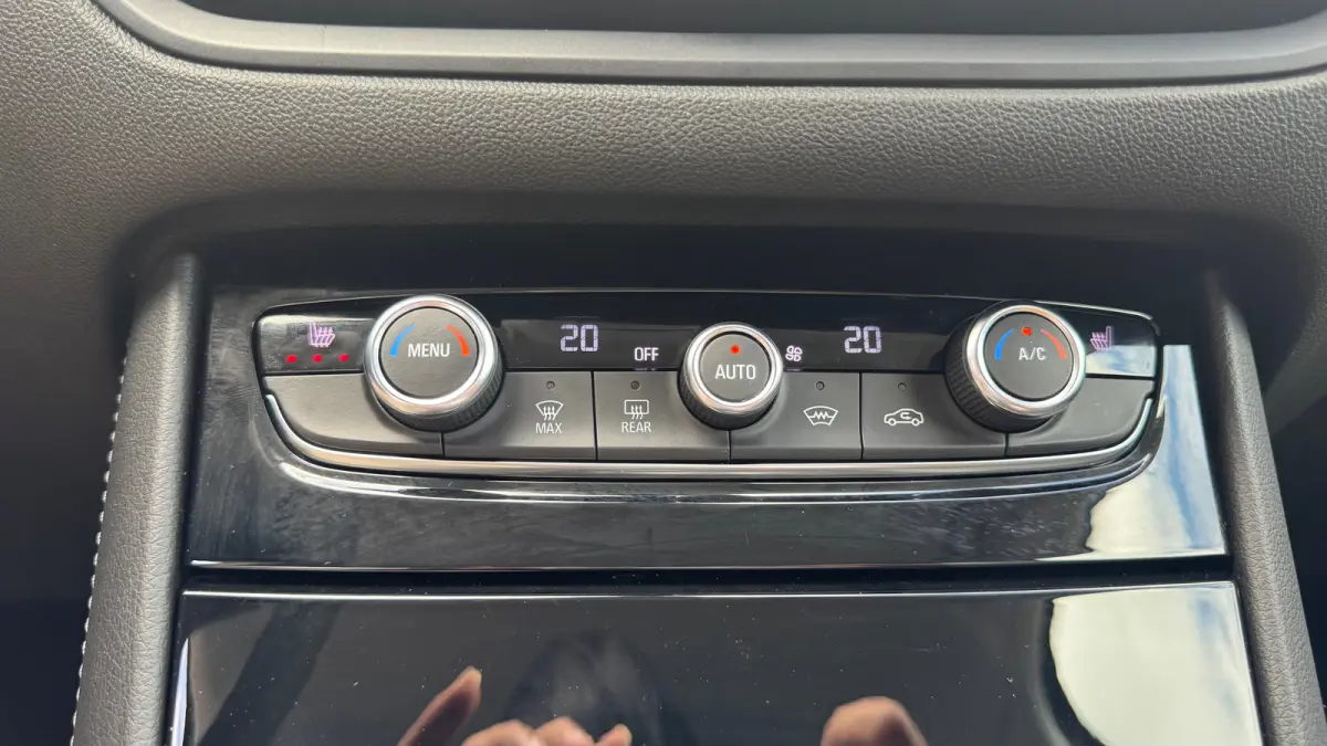 1.6 TURBO HYBRID 225PK GS AUTOMAAT / NAVI / LEDER / CLIMA / LED / PDC / AGR / 18" LMV / BLUETOOTH / ADAPT. CRUISECONTROL !!