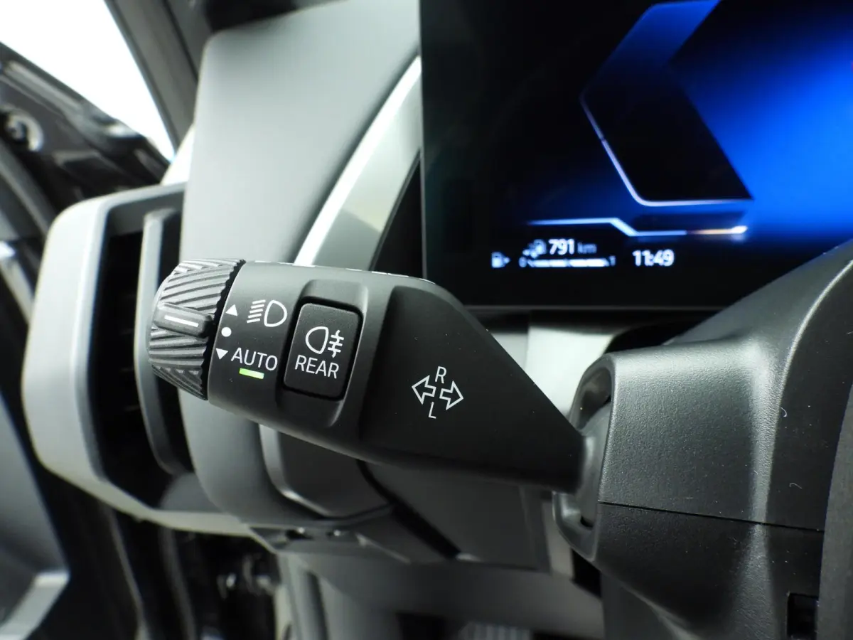 30e xDrive M-Sportpakket / Panoramadak / Trekhaak / LED / SOH 100% / Getint glas / Park assist / Alu wielen 21 inch