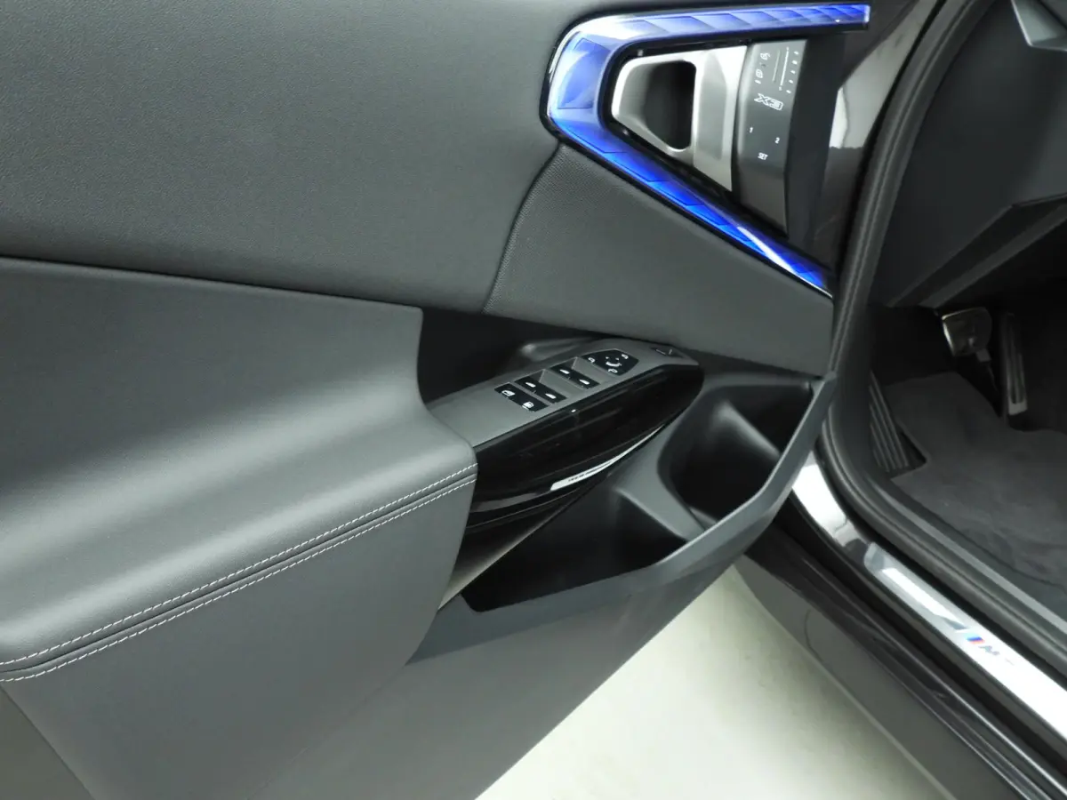 30e xDrive M-Sportpakket / Panoramadak / Trekhaak / LED / SOH 100% / Getint glas / Park assist / Alu wielen 21 inch