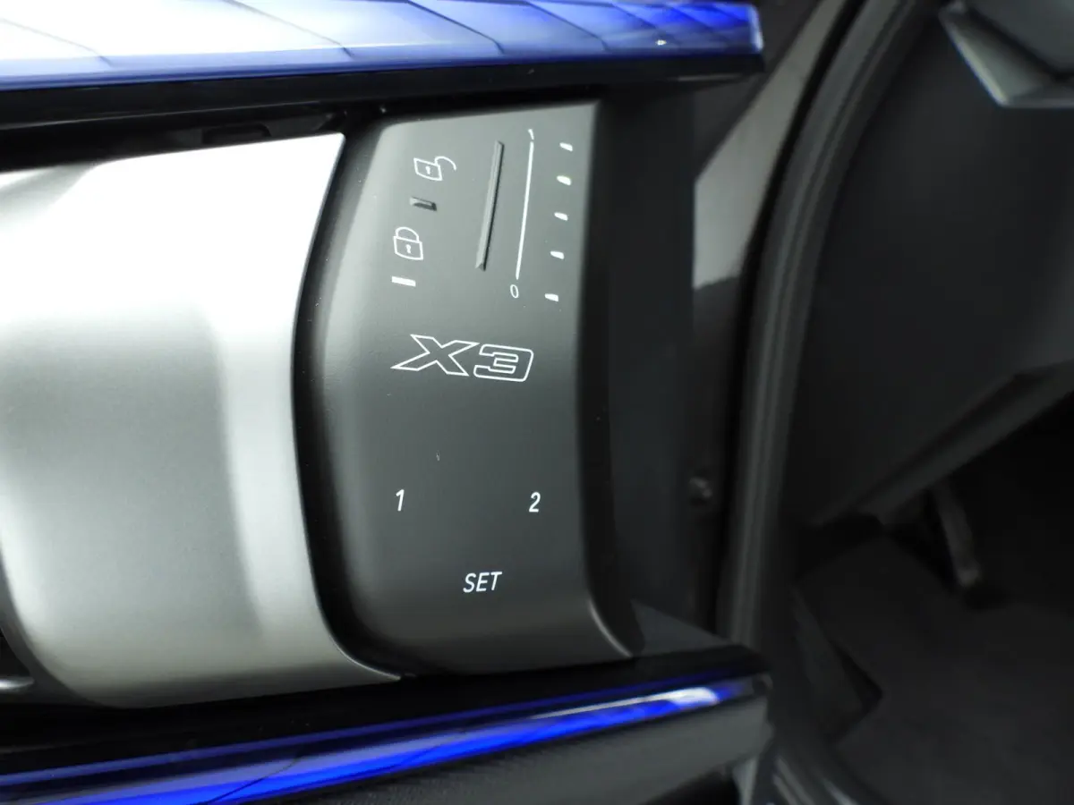 30e xDrive M-Sportpakket / Panoramadak / Trekhaak / LED / SOH 100% / Getint glas / Park assist / Alu wielen 21 inch