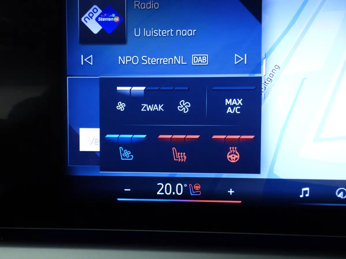 30e xDrive M-Sportpakket / Panoramadak / Trekhaak / LED / SOH 100% / Getint glas / Park assist / Alu wielen 21 inch