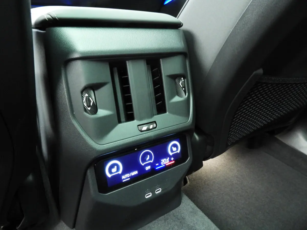 30e xDrive M-Sportpakket / Panoramadak / Trekhaak / LED / SOH 100% / Getint glas / Park assist / Alu wielen 21 inch