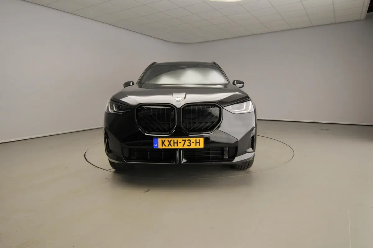 30e xDrive M-Sportpakket / Panoramadak / Trekhaak / LED / SOH 100% / Getint glas / Park assist / Alu wielen 21 inch