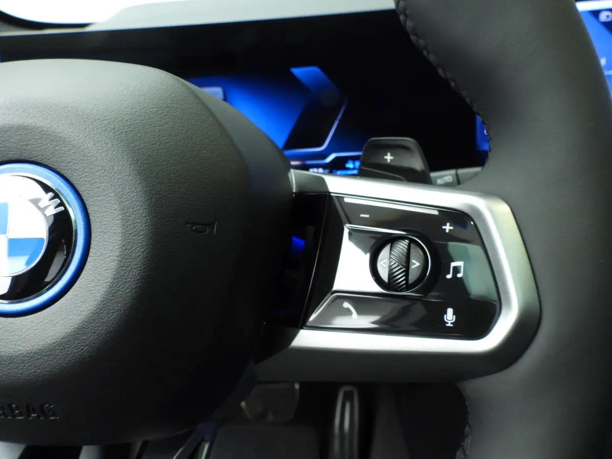 30e xDrive M-Sportpakket / Panoramadak / Trekhaak / LED / SOH 100% / Getint glas / Park assist / Alu wielen 21 inch