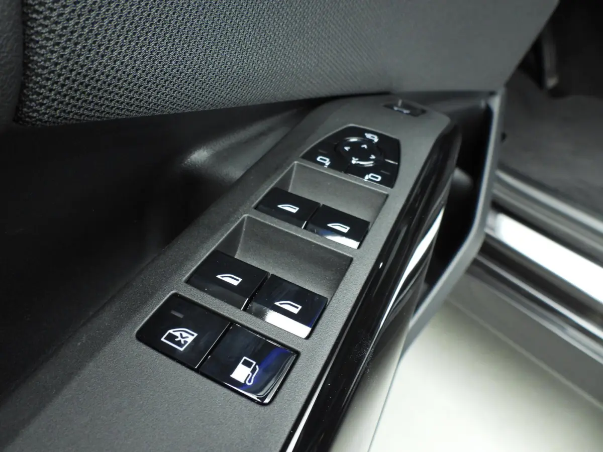 30e xDrive M-Sportpakket / Panoramadak / Trekhaak / LED / SOH 100% / Getint glas / Park assist / Alu wielen 21 inch