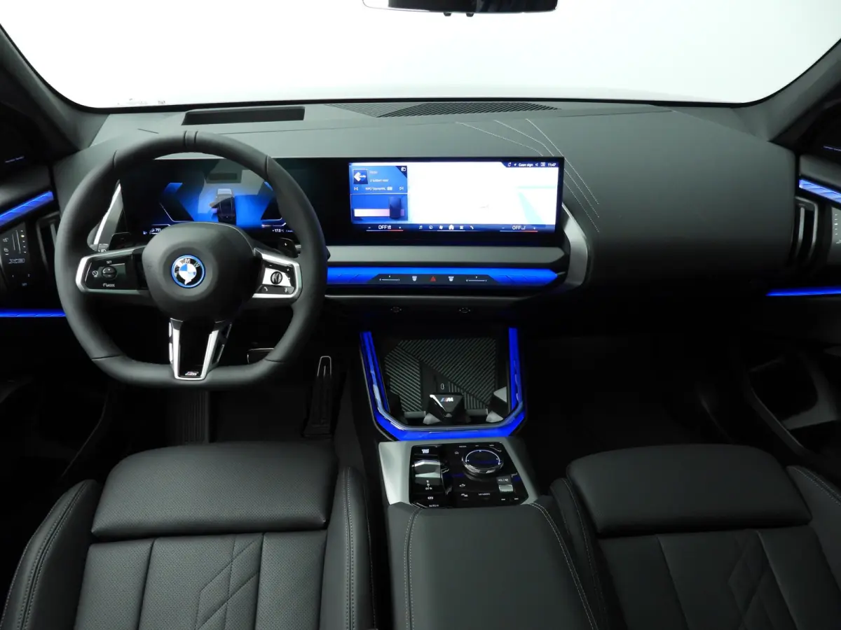 30e xDrive M-Sportpakket / Panoramadak / Trekhaak / LED / SOH 100% / Getint glas / Park assist / Alu wielen 21 inch