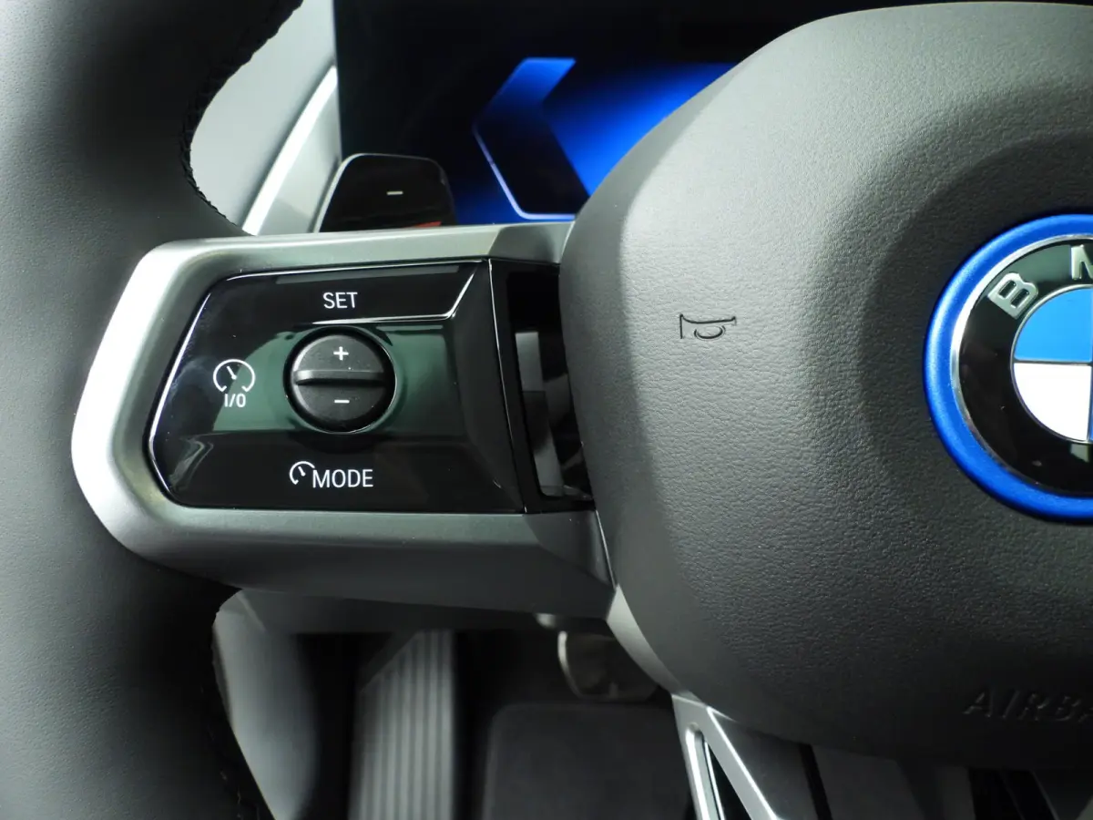 30e xDrive M-Sportpakket / Panoramadak / Trekhaak / LED / SOH 100% / Getint glas / Park assist / Alu wielen 21 inch