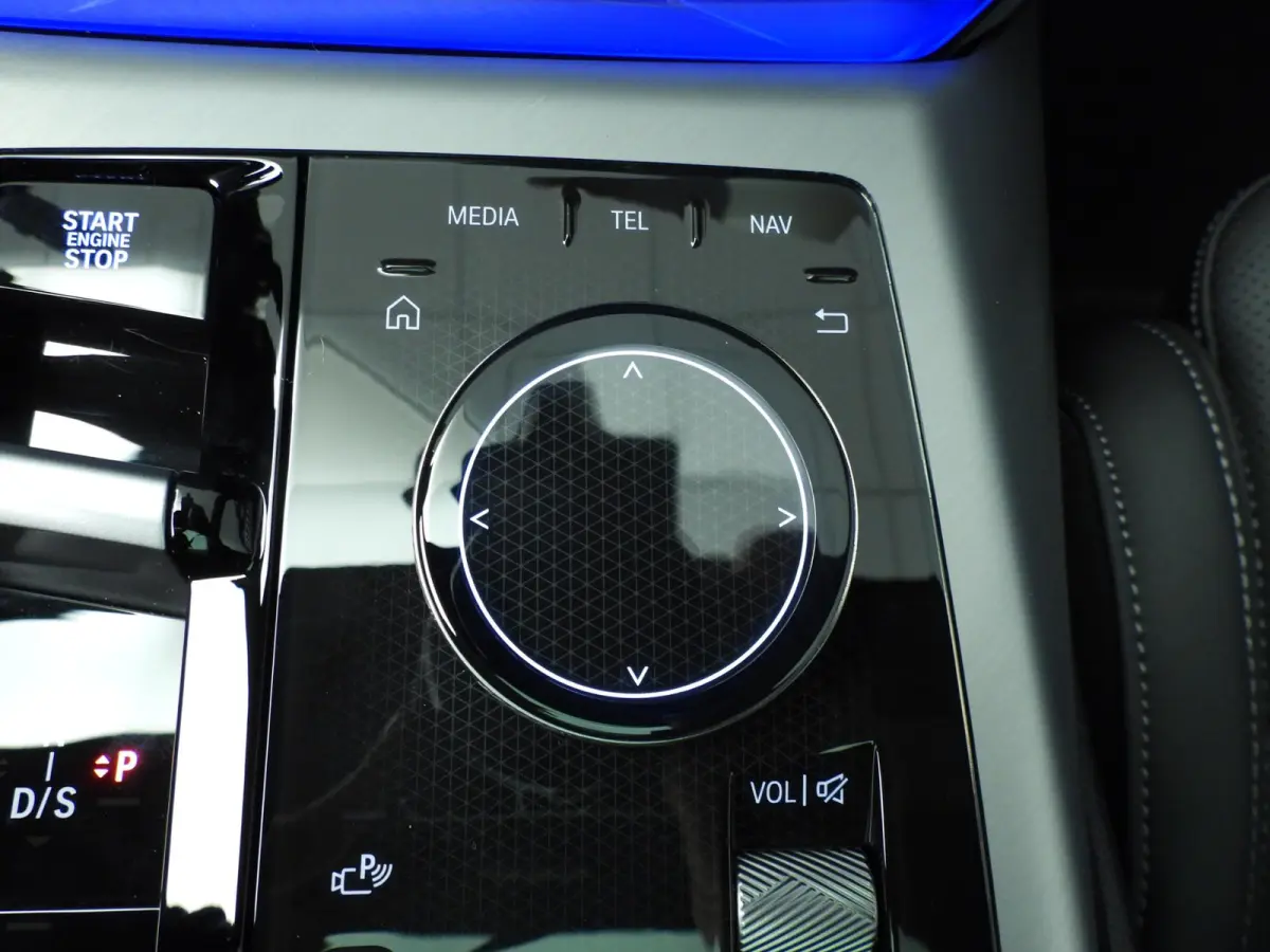 30e xDrive M-Sportpakket / Panoramadak / Trekhaak / LED / SOH 100% / Getint glas / Park assist / Alu wielen 21 inch