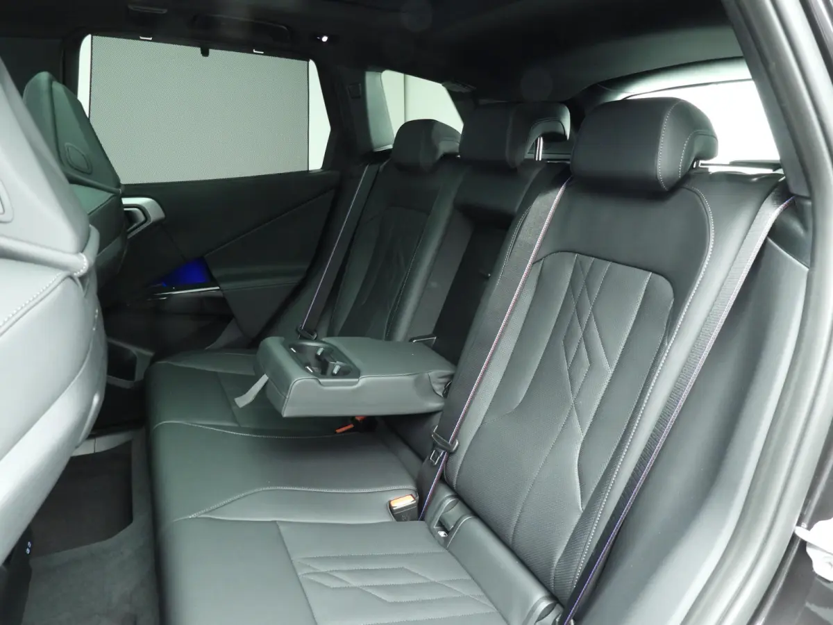 30e xDrive M-Sportpakket / Panoramadak / Trekhaak / LED / SOH 100% / Getint glas / Park assist / Alu wielen 21 inch