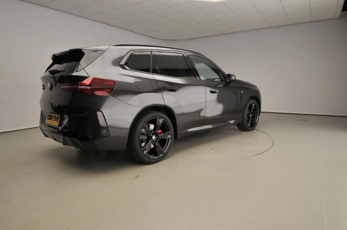 30e xDrive M-Sportpakket / Panoramadak / Trekhaak / LED / SOH 100% / Getint glas / Park assist / Alu wielen 21 inch