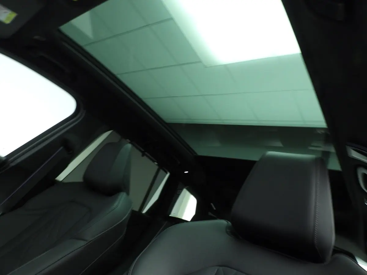 30e xDrive M-Sportpakket / Panoramadak / Trekhaak / LED / SOH 100% / Getint glas / Park assist / Alu wielen 21 inch
