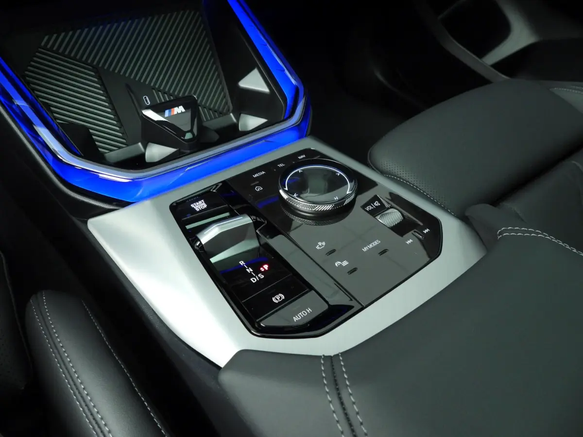30e xDrive M-Sportpakket / Panoramadak / Trekhaak / LED / SOH 100% / Getint glas / Park assist / Alu wielen 21 inch