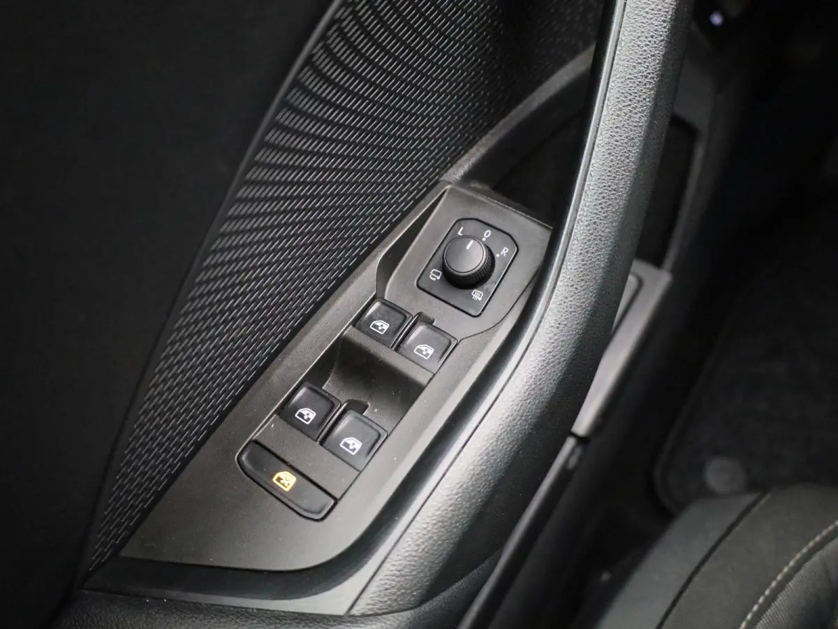 1.4 TSI iV PHEV Business Edition | Automaat | Virtual cockpit | Stoel verwarming | Navigatie | Apple CarPlay / Android Auto | Lichtmetalen velgen | Parkeersensoren | Keyless Start | Cruise c
