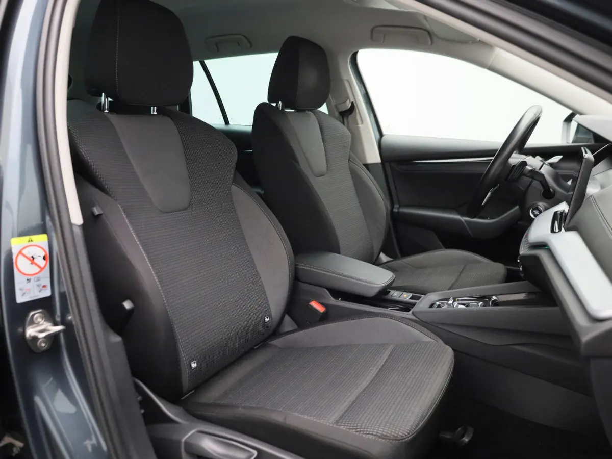 1.4 TSI iV PHEV Business Edition | Automaat | Virtual cockpit | Stoel verwarming | Navigatie | Apple CarPlay / Android Auto | Lichtmetalen velgen | Parkeersensoren | Keyless Start | Cruise c