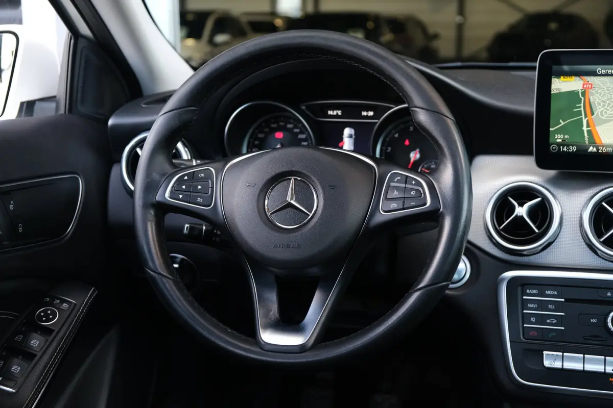 180 Ambition Pano Trekhaak Cam PDC Navi Airco