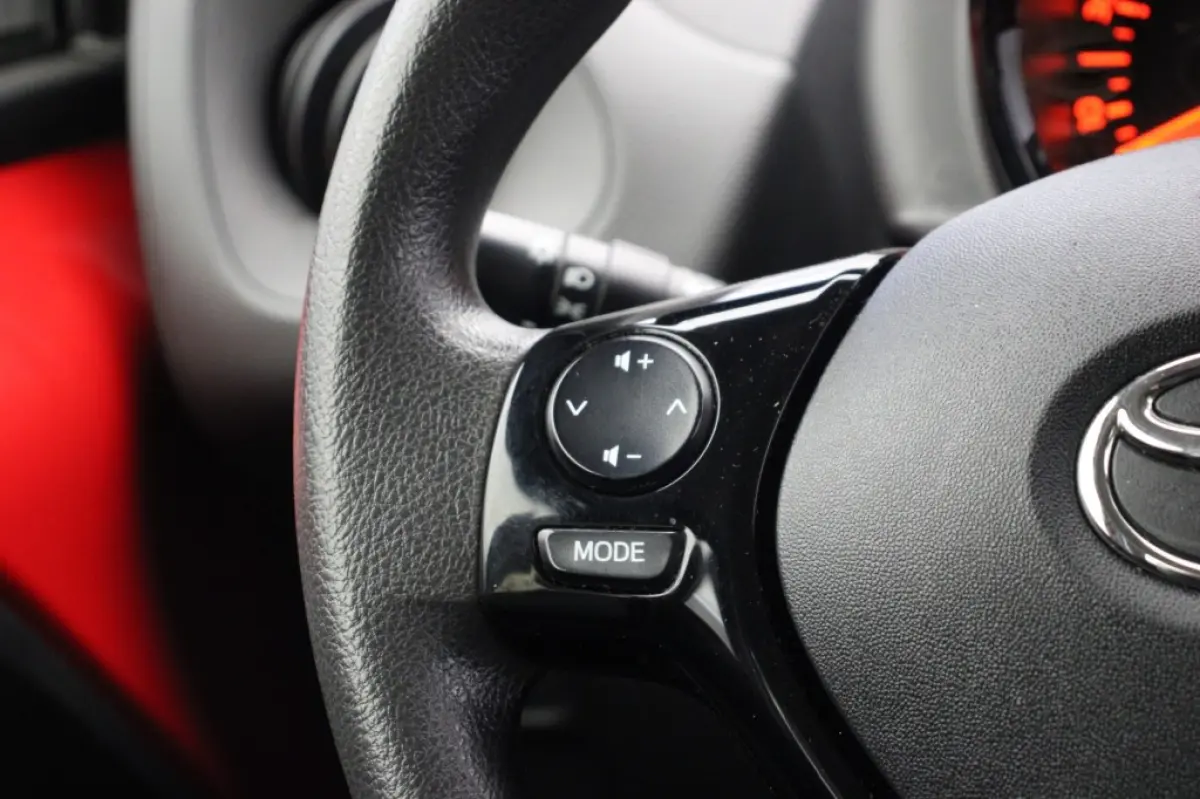 1.0 VVT-I X-Fun Sport 5 Deurs - Airco, Multifunctioneel stuur, Bluetooth