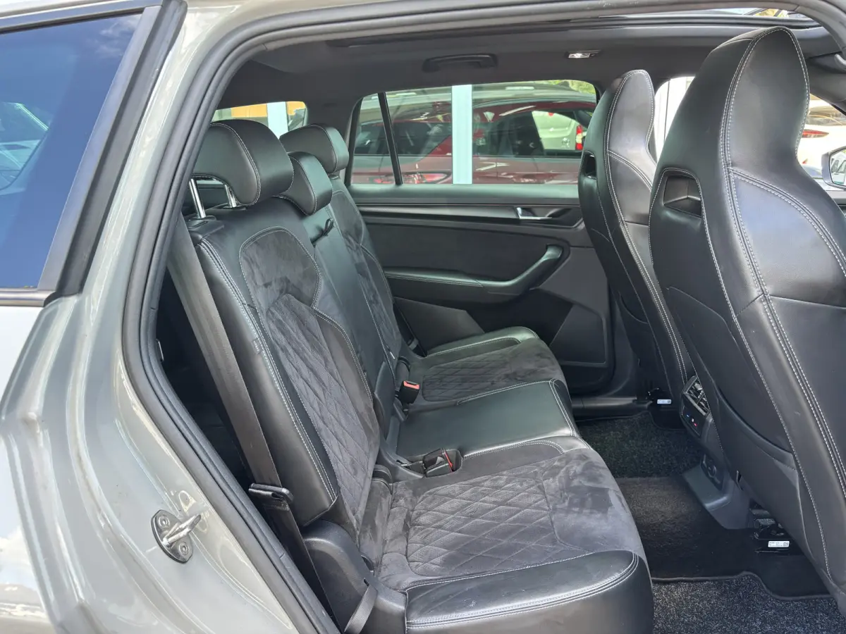 1.5 TSI Sportline Business 7p. | Trekhaak | Pano | Sfeerverlichting | Apple Carplay | Stoelverwarming