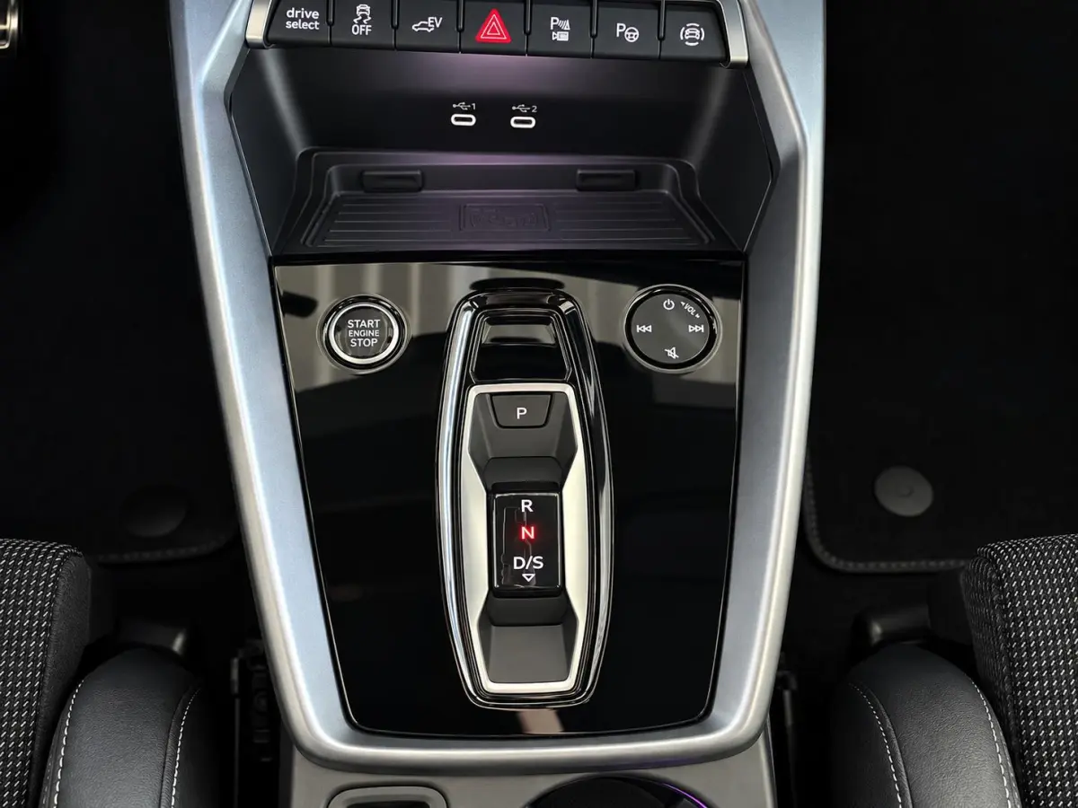 40 TFSI e 204pk Automaat S-Line edition Comfort pakket Plus Lichtmetalen Velgen 18" Matrix Led Parkeer sensoren Camera Cruise Control Adaptive Navigatie Apple Carplay/Android Auto