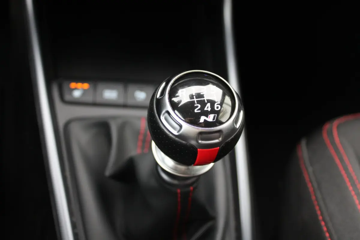1.0 T-GDI N Line / Navigatie via Carplay / Camera / Stuur -en Stoelverwarmd / Parkeersensoren / LED / ECC / 17'' LMV