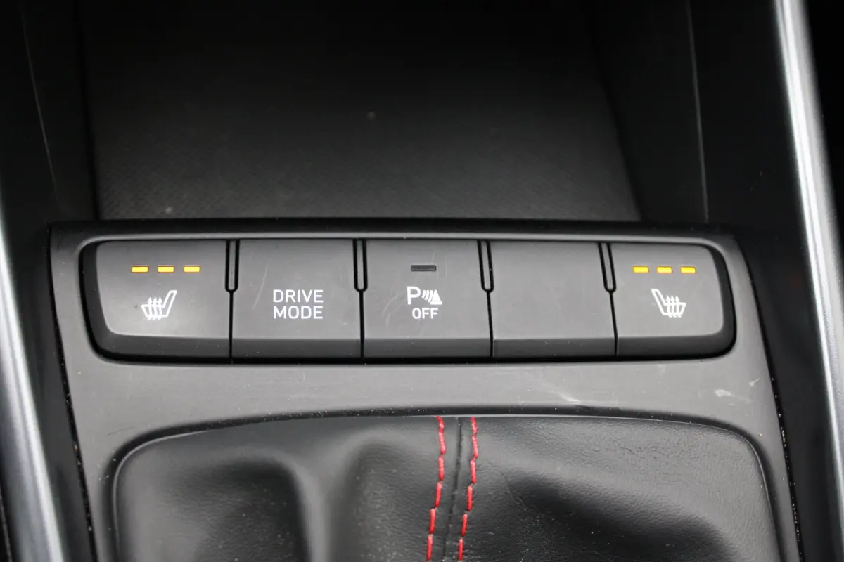 1.0 T-GDI N Line / Navigatie via Carplay / Camera / Stuur -en Stoelverwarmd / Parkeersensoren / LED / ECC / 17'' LMV
