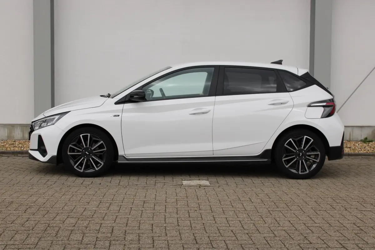 1.0 T-GDI N Line / Navigatie via Carplay / Camera / Stuur -en Stoelverwarmd / Parkeersensoren / LED / ECC / 17'' LMV