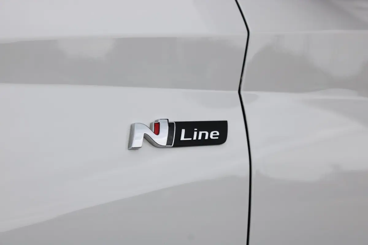 1.0 T-GDI N Line / Navigatie via Carplay / Camera / Stuur -en Stoelverwarmd / Parkeersensoren / LED / ECC / 17'' LMV