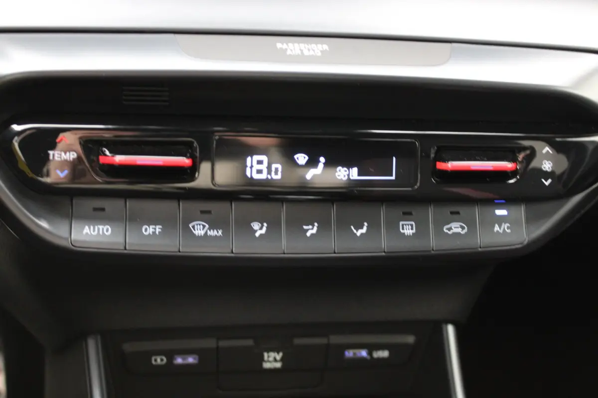 1.0 T-GDI N Line / Navigatie via Carplay / Camera / Stuur -en Stoelverwarmd / Parkeersensoren / LED / ECC / 17'' LMV
