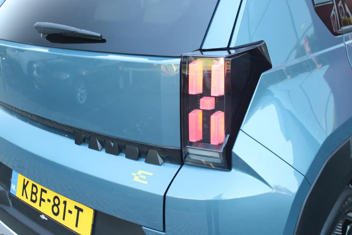 LA PRIMA 11 kW 44 kWh | WINTER PACK: (VERWARMBARE VOORSTOELEN, VERWARMBAAR STUURWIEL, VERWARMBARE VOORRUIT) | 17" LICHTMETALEN VELGEN "GLOSSY BLACK" | ELEKTRISCH INKLAPBARE BUITENSPIEGELS | 