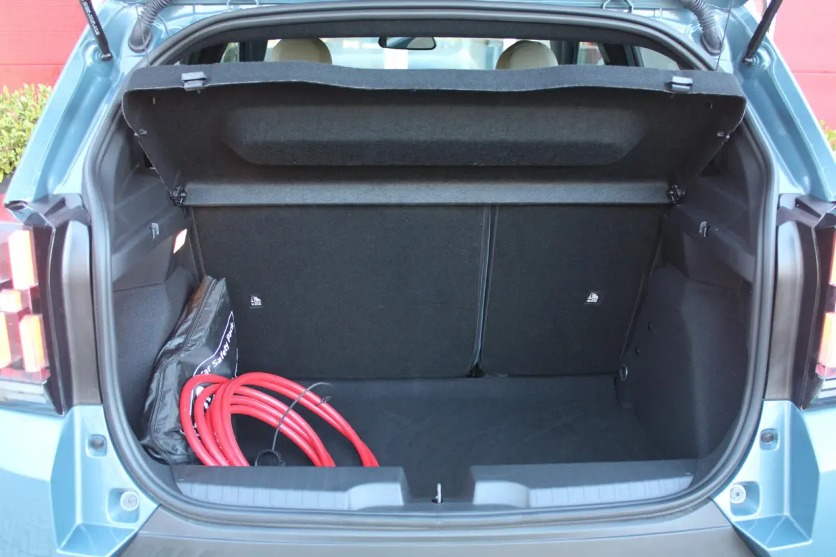 LA PRIMA 11 kW 44 kWh | WINTER PACK: (VERWARMBARE VOORSTOELEN, VERWARMBAAR STUURWIEL, VERWARMBARE VOORRUIT) | 17" LICHTMETALEN VELGEN "GLOSSY BLACK" | ELEKTRISCH INKLAPBARE BUITENSPIEGELS | 
