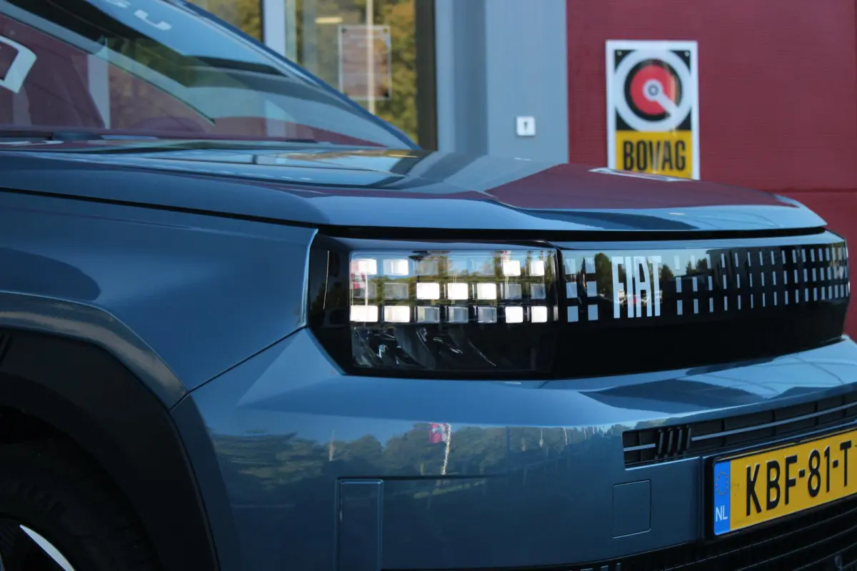 LA PRIMA 11 kW 44 kWh | WINTER PACK: (VERWARMBARE VOORSTOELEN, VERWARMBAAR STUURWIEL, VERWARMBARE VOORRUIT) | 17" LICHTMETALEN VELGEN "GLOSSY BLACK" | ELEKTRISCH INKLAPBARE BUITENSPIEGELS | 