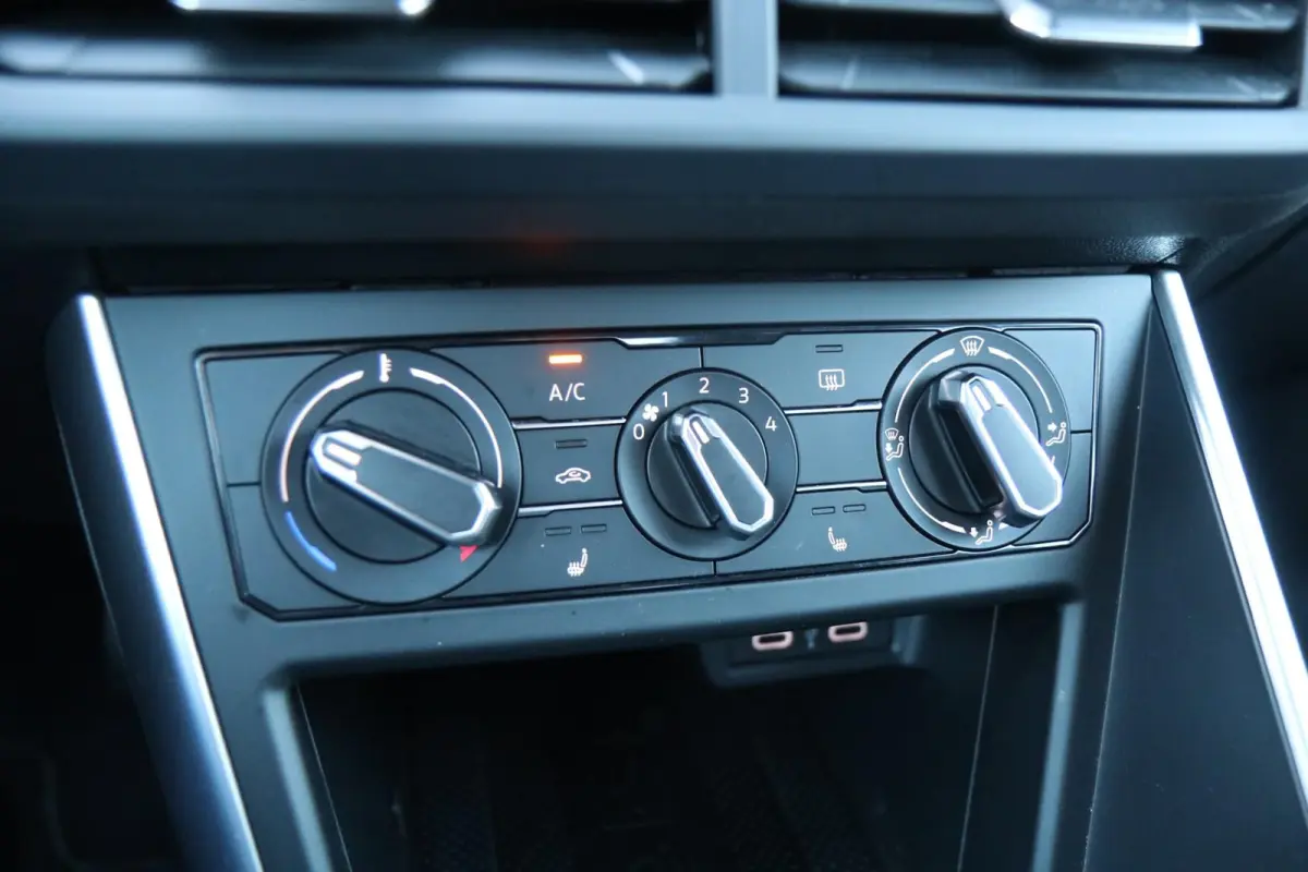 1.0 TSI 95pk Life | Trekhaak | Achteruitrijcamera | Stoelverwarming | Navigatie | App Connect