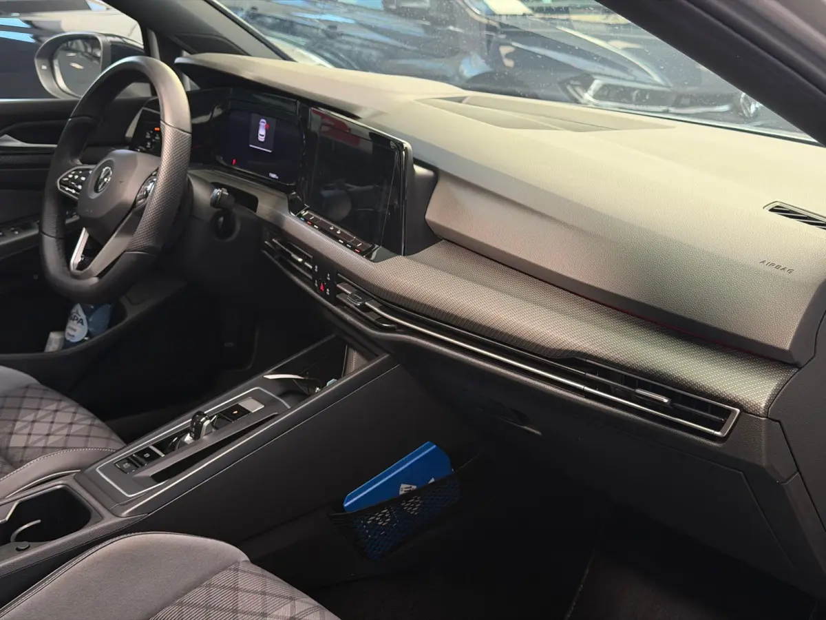 1.5 eTSI R-Line / Pano / Camera / CarPlay /