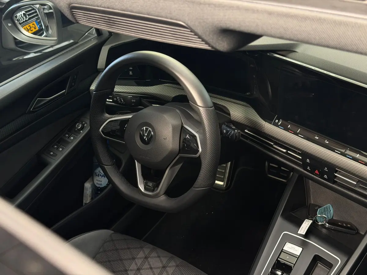 1.5 eTSI R-Line / Pano / Camera / CarPlay /