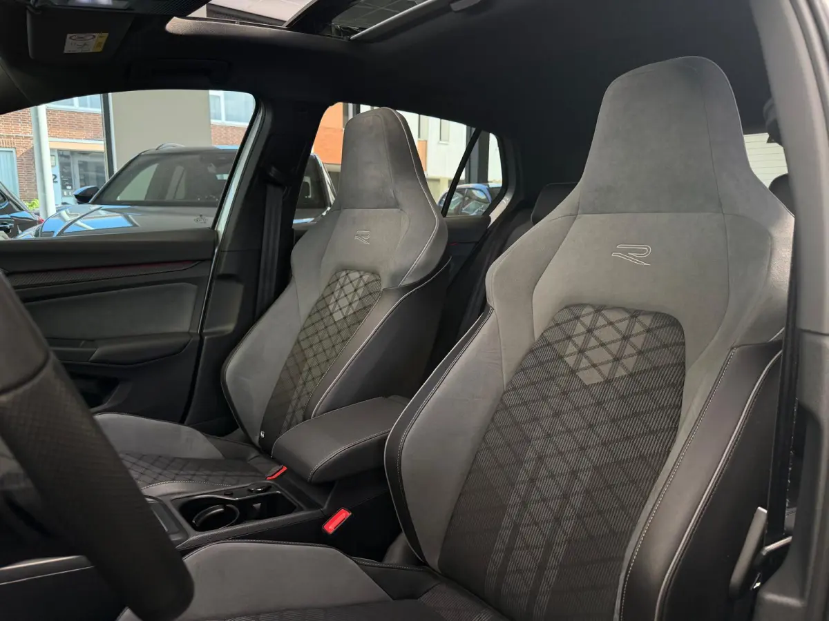 1.5 eTSI R-Line / Pano / Camera / CarPlay /