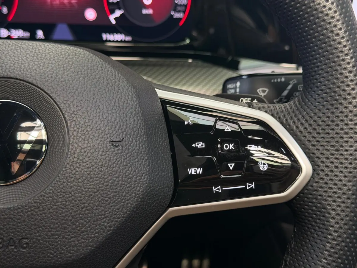 1.5 eTSI R-Line / Pano / Camera / CarPlay /