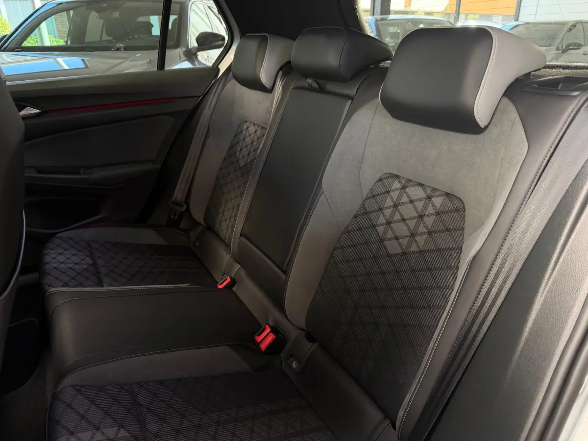 1.5 eTSI R-Line / Pano / Camera / CarPlay /