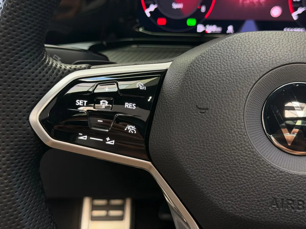 1.5 eTSI R-Line / Pano / Camera / CarPlay /