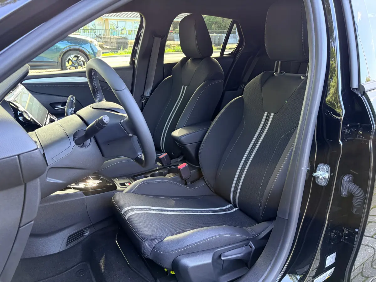 1.2 Turbo Automaat Hybrid GS | 2+6 JAAR GARANTIE| MATRIX LED| DODEHOEK DETECTIE| KEYLESS ENTRY & START| DRAADLOZE TELEFOONLADER| NAVIGATIE + APPLE CARPLAY/ANDROID AUTO| CAMERA + PARKEERSENOS