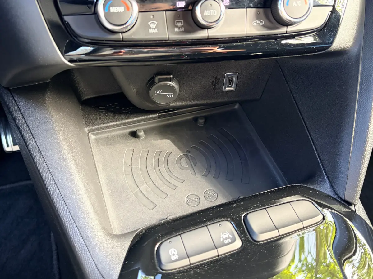 1.2 Turbo Automaat Hybrid GS | 2+6 JAAR GARANTIE| MATRIX LED| DODEHOEK DETECTIE| KEYLESS ENTRY & START| DRAADLOZE TELEFOONLADER| NAVIGATIE + APPLE CARPLAY/ANDROID AUTO| CAMERA + PARKEERSENOS
