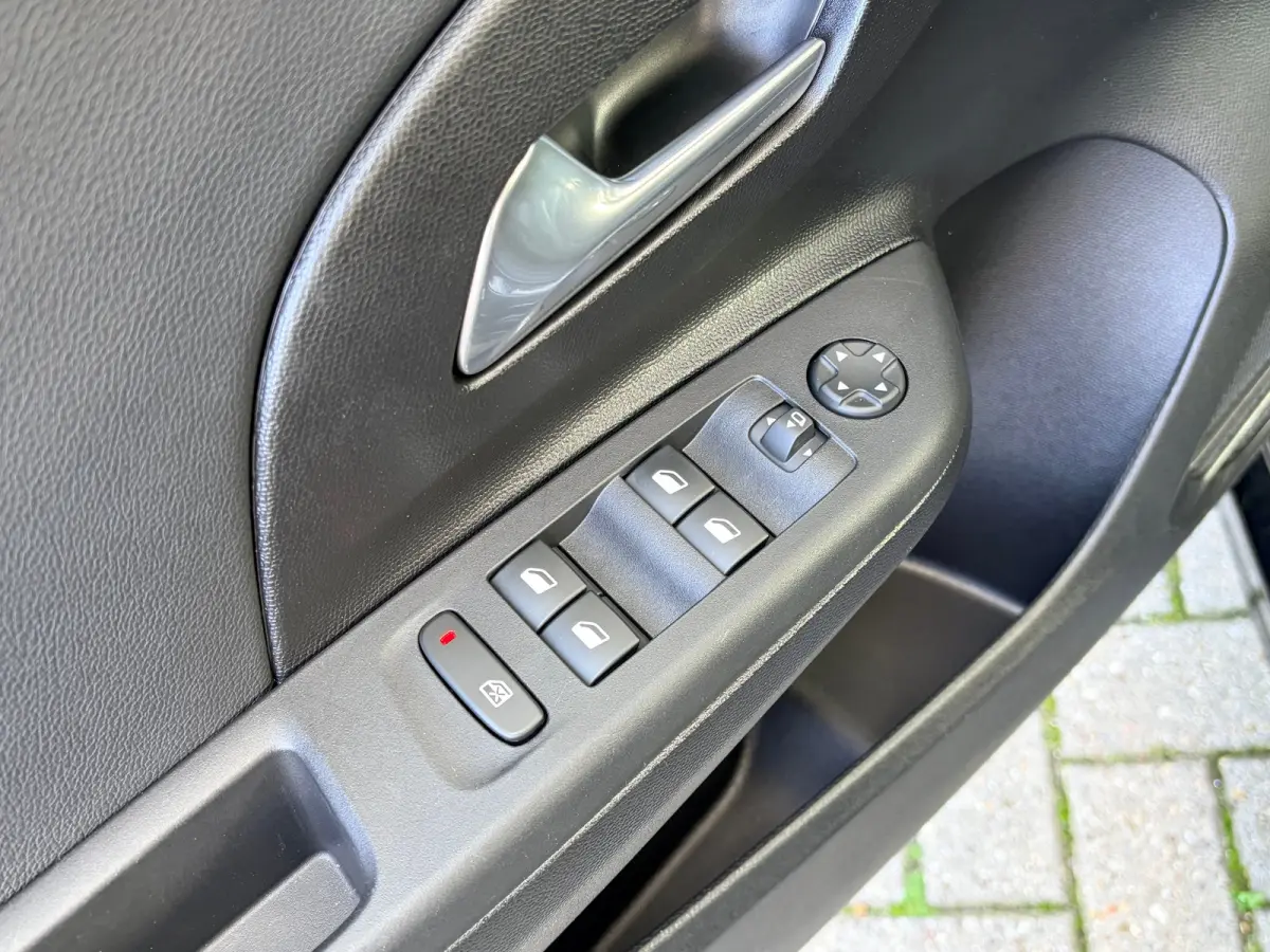 1.2 Turbo Automaat Hybrid GS | 2+6 JAAR GARANTIE| MATRIX LED| DODEHOEK DETECTIE| KEYLESS ENTRY & START| DRAADLOZE TELEFOONLADER| NAVIGATIE + APPLE CARPLAY/ANDROID AUTO| CAMERA + PARKEERSENOS