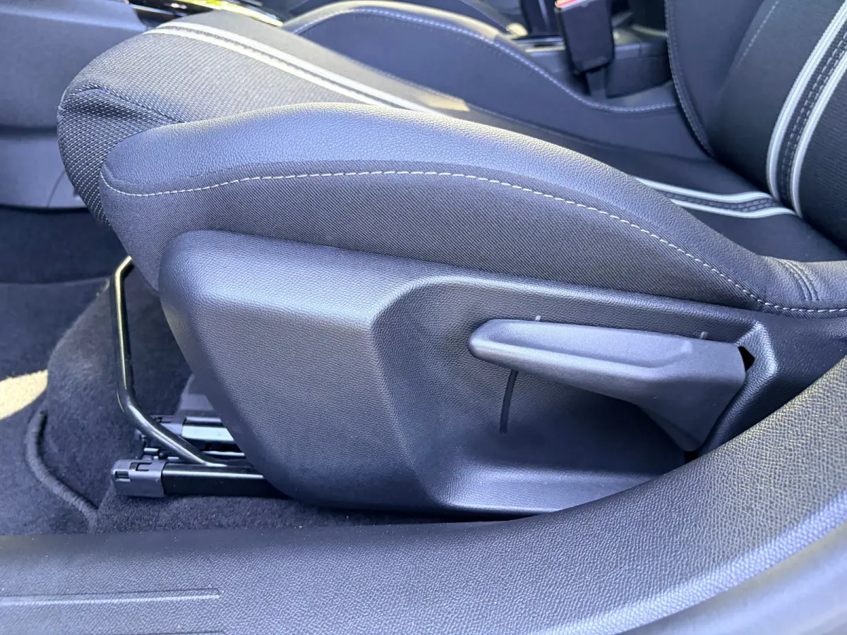 1.2 Turbo Automaat Hybrid GS | 2+6 JAAR GARANTIE| MATRIX LED| DODEHOEK DETECTIE| KEYLESS ENTRY & START| DRAADLOZE TELEFOONLADER| NAVIGATIE + APPLE CARPLAY/ANDROID AUTO| CAMERA + PARKEERSENOS