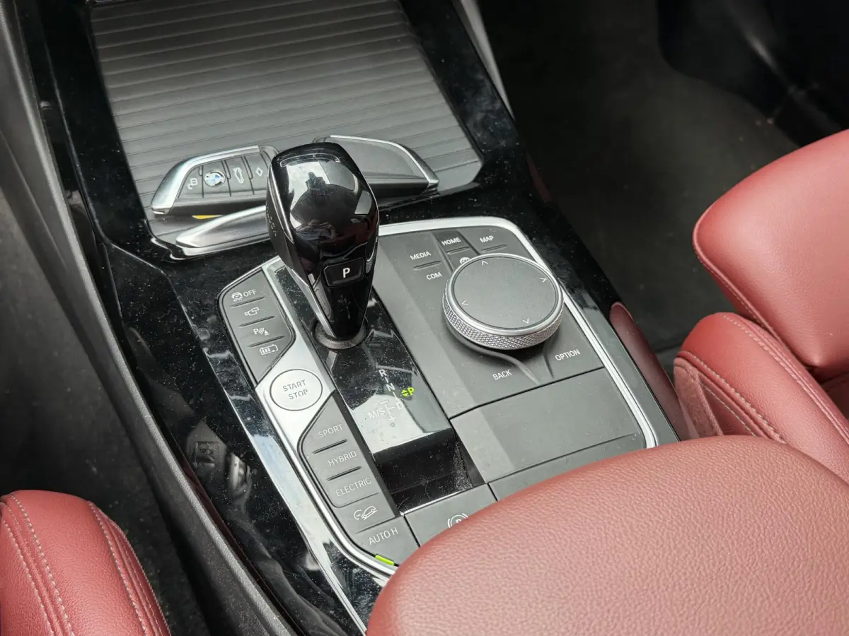 xDrive30e High Executive 18"/Leder + memory/Dodehoek/HiFi/Keyless/360 camera/Stoelverwarming/Apple Carplay & Android Auto