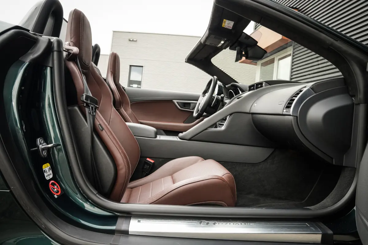 2.0T R-Dynamic | Org. NL! | Full service file | British Racing Green | Stoelventilatie | Navi | Camera |