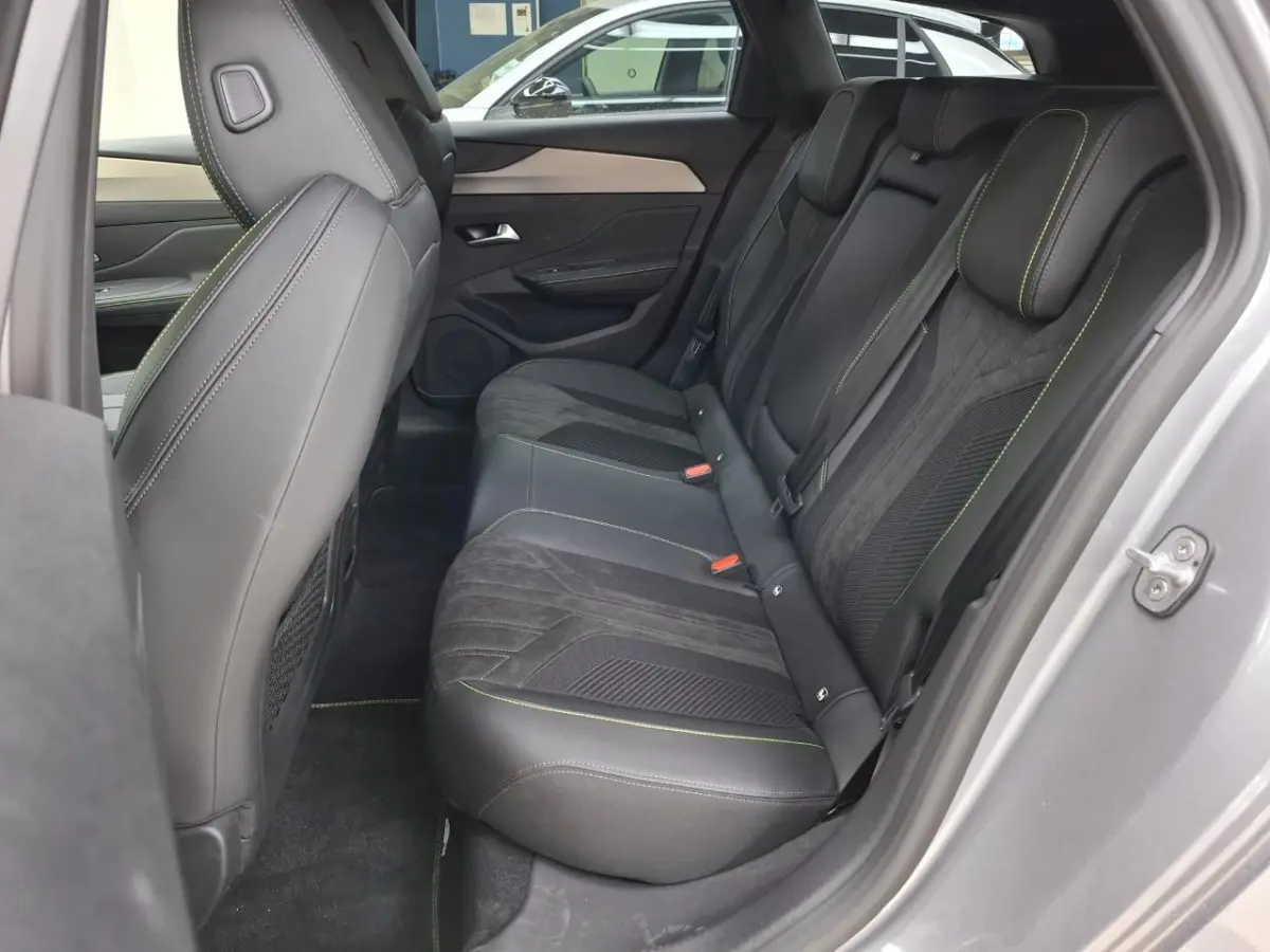 1.6 Plug-in Hybrid 195pk GT | Nieuwe auto | NL auto | Nieuwprijs €47.500,- | 11km | Luxe stoelen | Navigatie | 7,4kw Charger