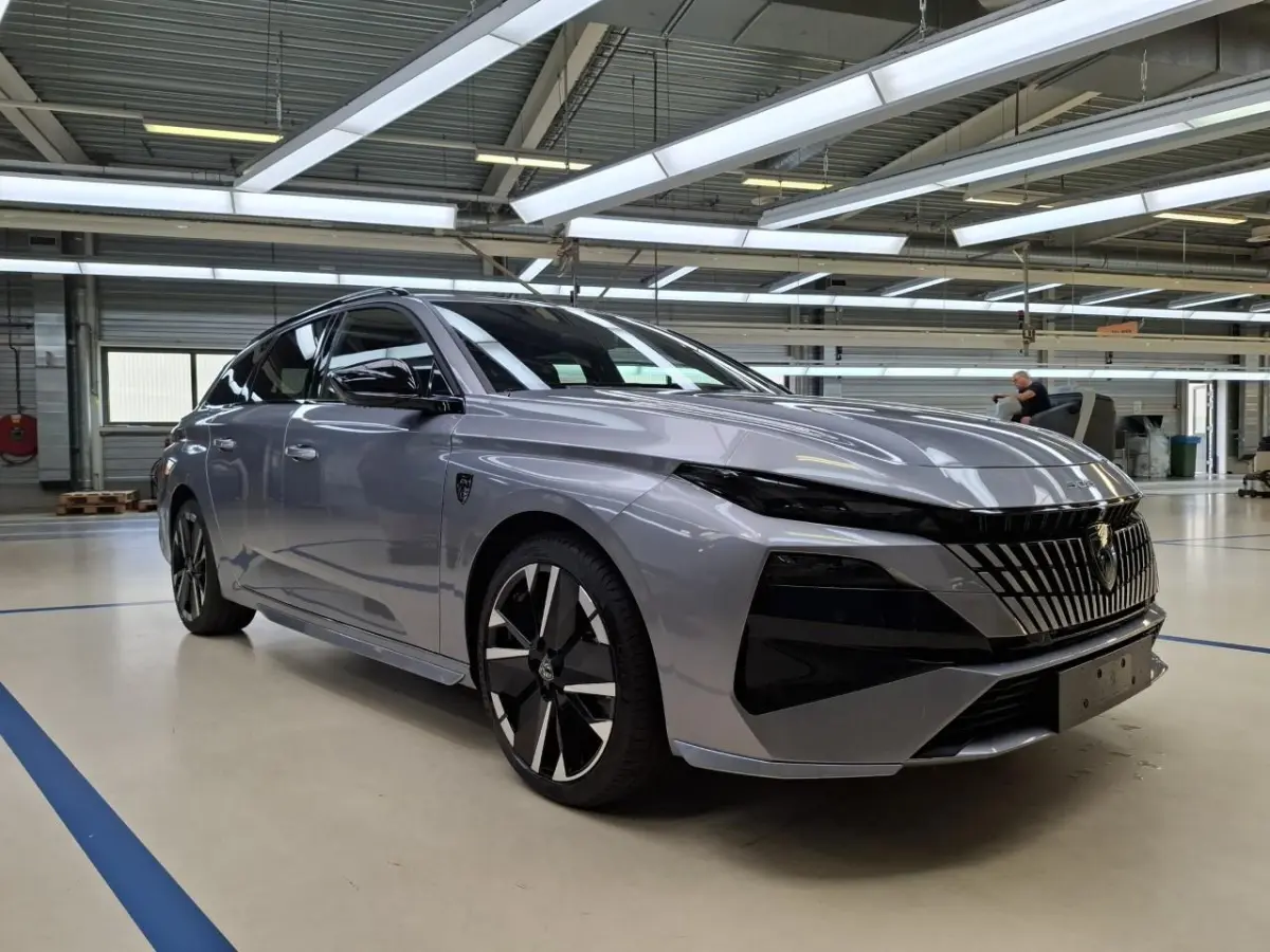 1.6 Plug-in Hybrid 195pk GT | Nieuwe auto | NL auto | Nieuwprijs €47.500,- | 11km | Luxe stoelen | Navigatie | 7,4kw Charger