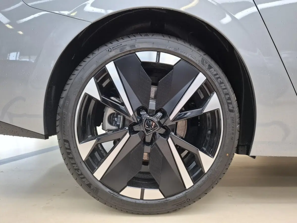 1.6 Plug-in Hybrid 195pk GT | Nieuwe auto | NL auto | Nieuwprijs €47.500,- | 11km | Luxe stoelen | Navigatie | 7,4kw Charger