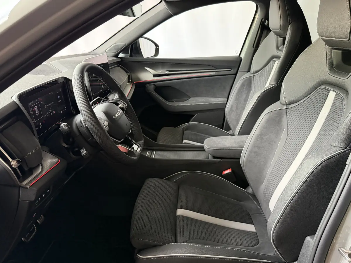 Sportline iV NIEUW uit voorraad (PHEV 120KM) DSG | Panorama | Trekhaak | Matrix LED | 20" Rila | Memory | ACC | Camera | Virtual Cockpit. plug in hybrid